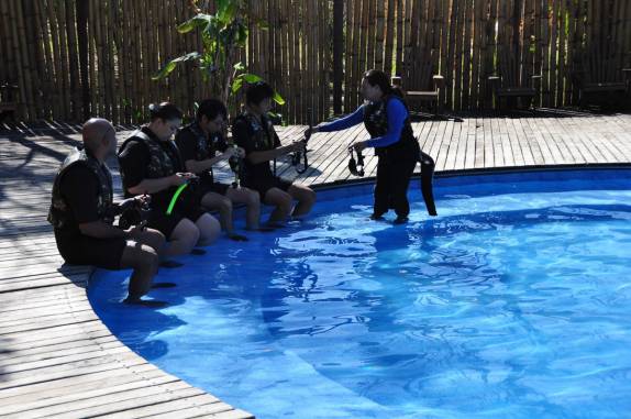 Alguns turistas aprendem na piscina como fazer flutuação, no Aquário Natural, em Bonito, no Mato Grosso do Sul